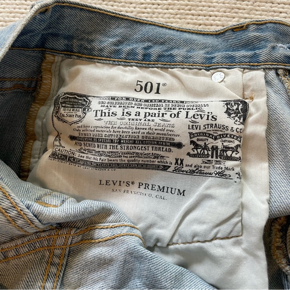 ✨SOLD✨ Levi’s 501 Mid-Rise Jean Shorts - Picture 7 of 7